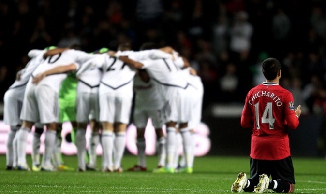 Swansea City 0-1 Manchester United - Javier Hernandez prays, and then scores on 11 minutes thanks to Ryan Giggs
